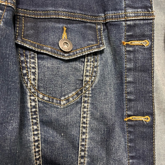 Torrid Medium Wash Denim Trucker Jacket BNWT Size 2 - Picture 3 of 10